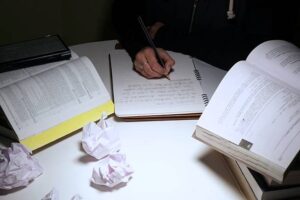 Read more about the article How to Write Essays That Stay Focused on the Main Idea